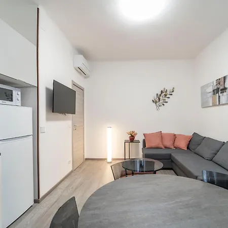 Guesthost - San Giacomo District Modern Appartamento Trieste