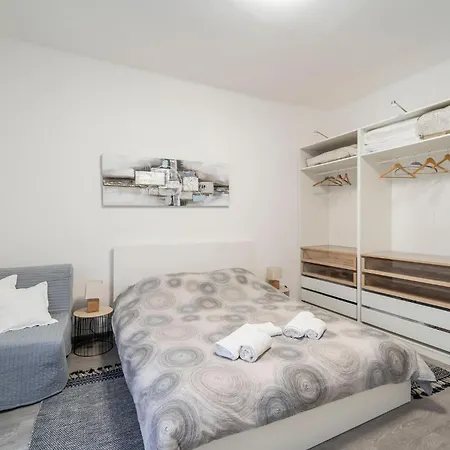 Guesthost - San Giacomo District Modern Appartamento